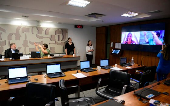 Pessoas com deficiência praticando esportes adaptados em ginásio