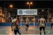 Quadra de futsal noturna com jogadores adultos em Itaquaquecetuba
