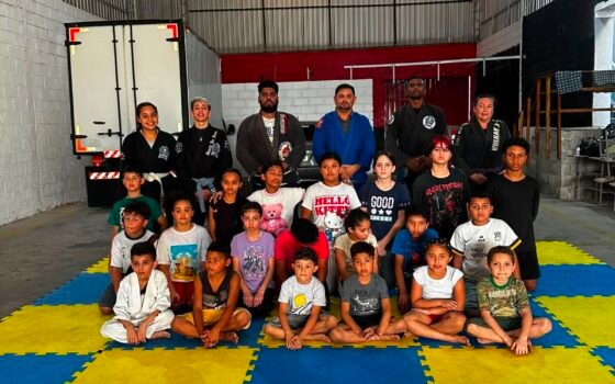 Aula de jiu-jitsu gratuita em Itaquaquecetuba com professora orientando alunos no tatame