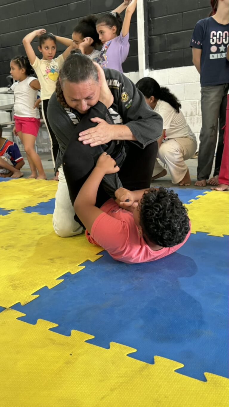 Associação AETI aula de jiu-jitsu gratuita