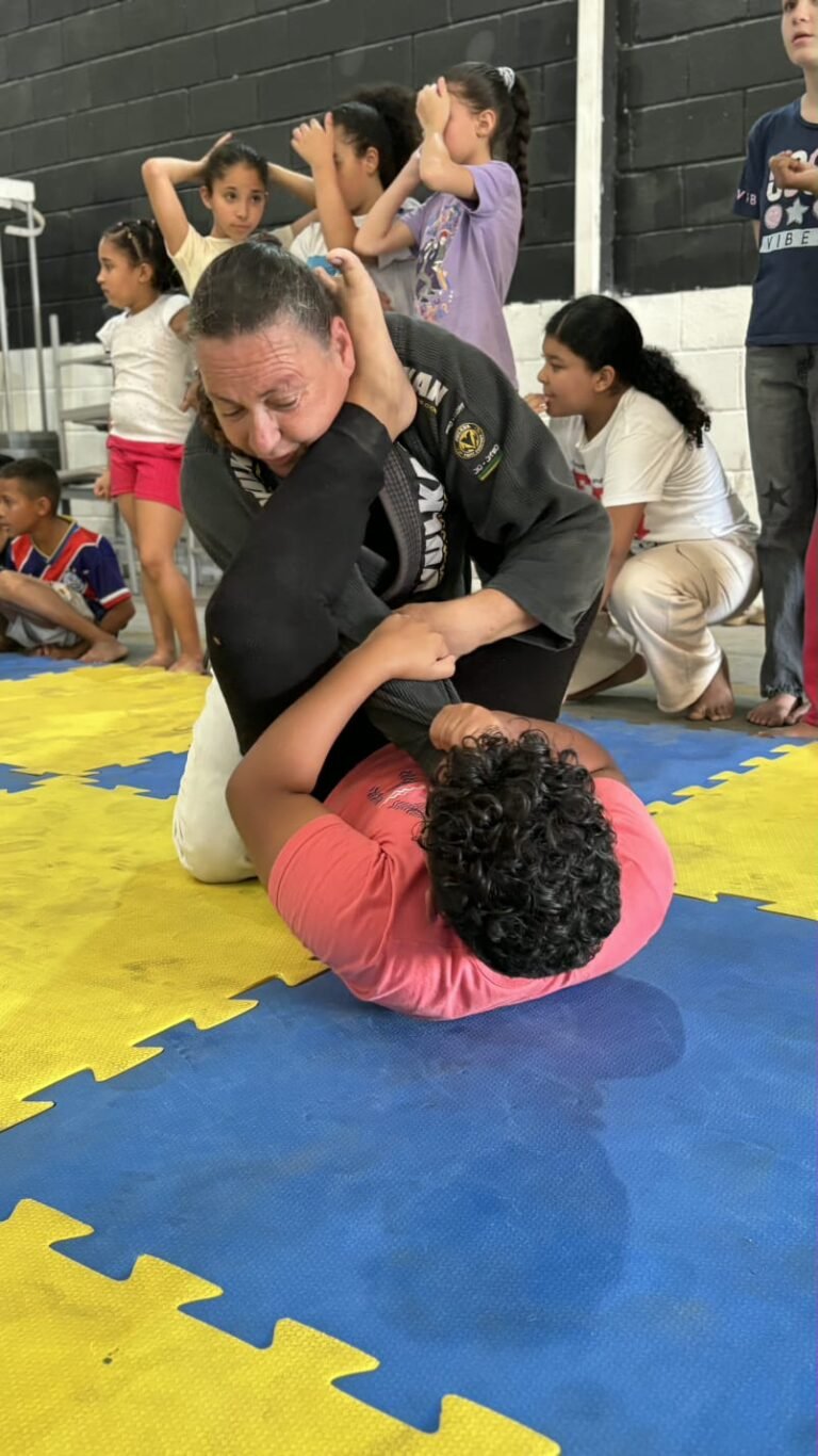 Associação AETI aula de jiu-jitsu gratuita